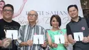 Ruth Sahanaya (kedua kanan) memperlihatkan album terbarunya "Simfoni Dari Hati", Jakarta, Senin (18/4). Album 30 tahun Ruth Sahanaya berkarya tersebut berisi 10 lagu diantaranya Rindu Yang Terakhir dan Simfoni Dari Hati. (Liputan6.com/Herman Zakharia)