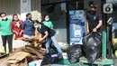 <p>Faskes antre menyetorkan sampah daur ulang yang berasal dari masyarakat dan Faskes  untuk membantu melunasi tunggakan peserta BPJS Kesehatan Badung di Klinik Bhakti Rahayu Dalung, Badung, Bali, Jumat (6/5/20222). (merdeka.com/Arie Basuki)</p>