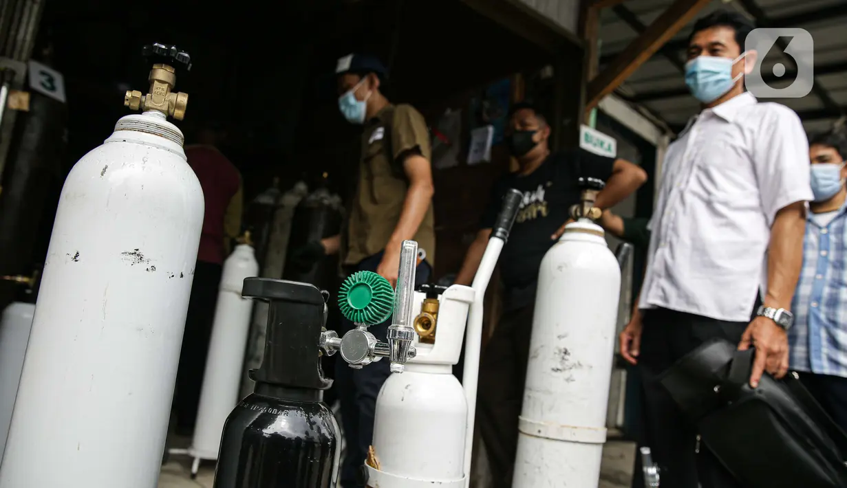 Pembeli mengantre dengan membawa tabung di tempat pengisian Oxygen Medical di Jalan Minang Kabau, Jakarta, Senin (28/6/2021). Permintaan pengisian oksigen di agen tabung oksigen di Jakarta alami peningkatan seiring lonjakan kasus COVID-19 yang terjadi dalam satu pekan terakhir. (Liputan6.com/Faizal