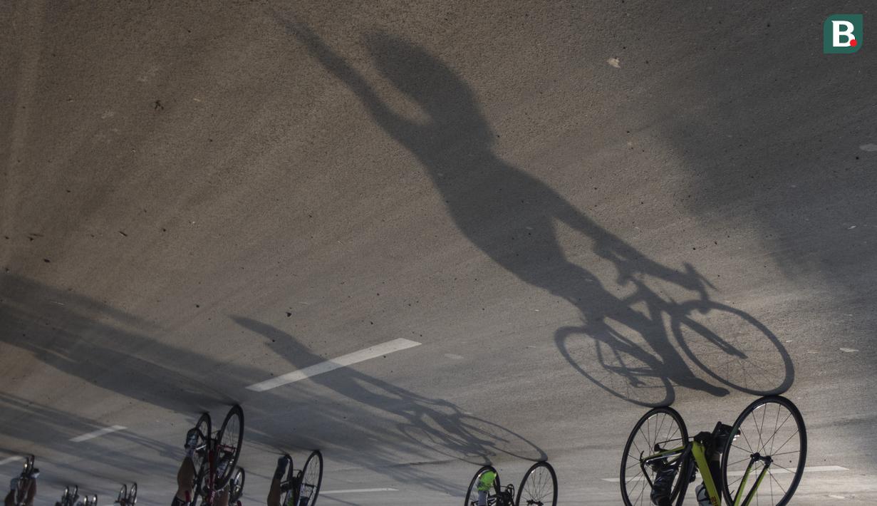 Bayangan pesepeda menggowes saat mengikuti Bike 4round The City di Tangerang, Banten, Minggu (4/3/2018). Kegiatan yang diadakan dalam rangka ulang tahun Hotel Novotel ini menempuh jarak sekitar 50 kilometer. (Bola.com/Vitalis Yogi Trisna)