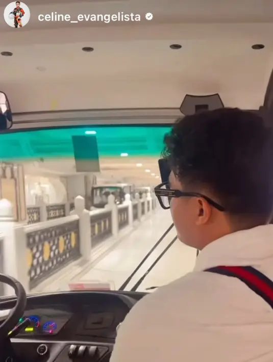 Pemandangan dari atas buggy car menampilkan kemegahan lantai atas Masjidil Haram yang dipenuhi jemaah. Di bawah, ribuan orang tampak khusyuk beribadah, sementara Celine menikmati perjalanan spiritualnya dengan rasa syukur yang ia bagikan lewat Instagram Story. Momen ini sekaligus jadi pengalaman tak terlupakan baginya di Tanah Suci. (Liputan6.com/IG/@celine_evangelista)
