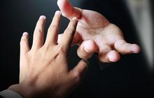 Dua Bocah Bernasib Pilu Ditinggal Ortunya Pergi dari Rumah, Aksi Kakak Rawat Adik Seadanya bikin Hati Tersayat
