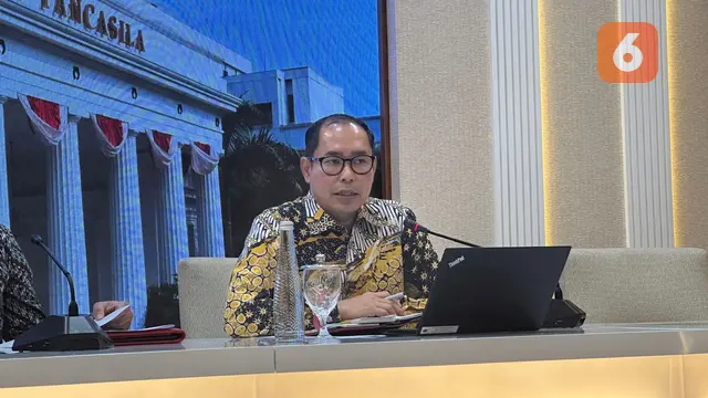 Direktur Pelindungan WNI dan BHI Kemlu RI Judha Nugraha dalam pernyataan pers kepada media di Jakarta, Senin (16/12/2024). (Liputan6.com/Benedikta Miranti)