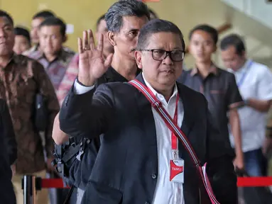 Sekretaris Jenderal Partai Demokrasi Indonesia Perjuangan (PDIP), Hasto Kristiyanto melambaikan tangan sesaat sebelum menjalani pemeriksaan sebagai tersangka dalam kasus dugaan suap pengurusan pengganti antarwaktu anggota DPR dan perintangan penyidikan di gedung Merah Putih Komisi Pemberantasan Korupsi, Jakarta, Kamis (20/2/2025). (Liputan6.com/Angga Yuniar)