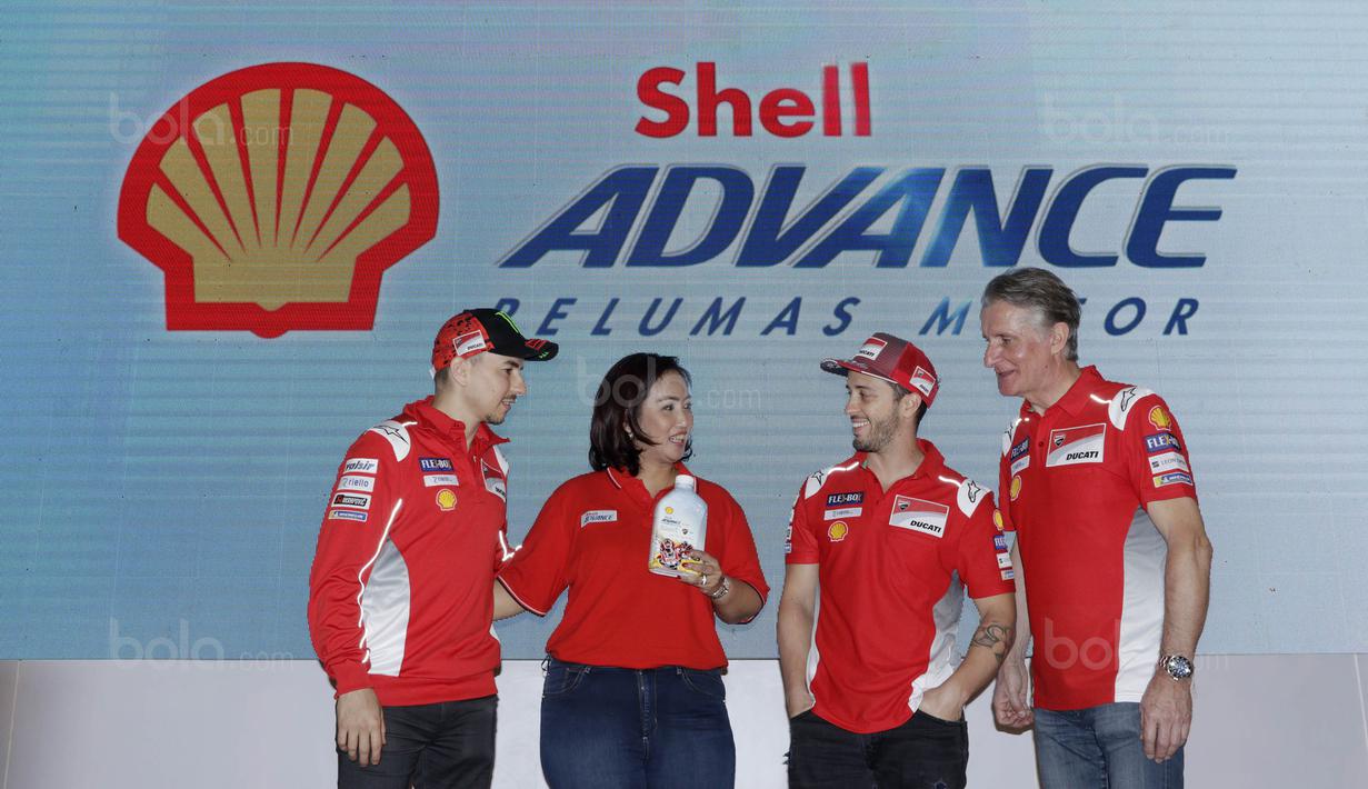 Pebalap Ducati, Andrea Dovizioso dan Jorge Lorenzo, saat jumpa pers di Hotel Sheraton, Jakarta, Kamis (1/2/2018). Acara bertajuk "Libas Tantanganmu" ini merupakan rangkaian kampanye dari Shell Advance. (Bola.com/M Iqbal Ichsan)
