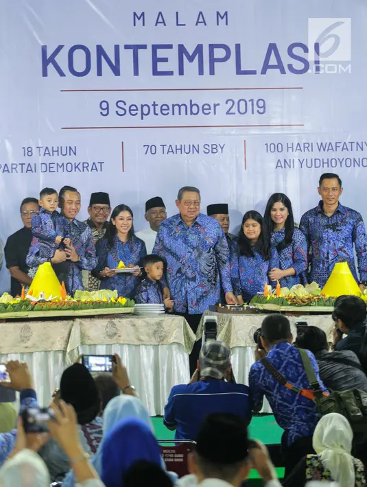 Presiden ke-6 SBY bersama keluarga foto bersama usai potong tumpeng pada malam kontemplasi di Puri Cikeas Bogor, Senin (9/9/2019). Malam kontemplasi bertepatan dengan HUT ke-18 Partai Demokrat, hari lahir SBY, dan 100 hari meninggalnya Any Yudhoyono. (Liputan6.com/Faizal Fanani)