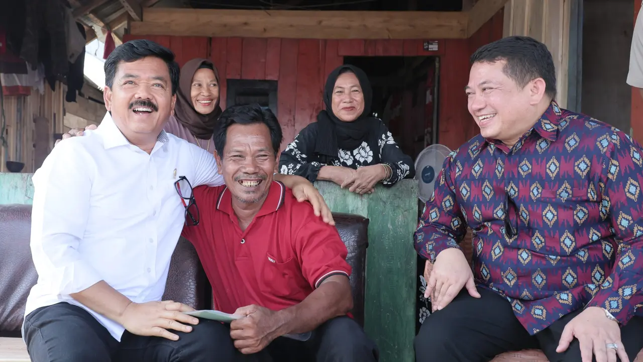 Menteri Agraria dan Tata Ruang/Kepala Badan Pertanahan Nasional (ATR/BPN), Hadi Tjahjanto, menyerahkan sertifikat kepada masyarakat Suku Bajo yang ada di Desa Anaiwoi, Kabupaten Kolaka, Sulawesi Tenggara, Rabu (15/11/2023) (Istimewa)