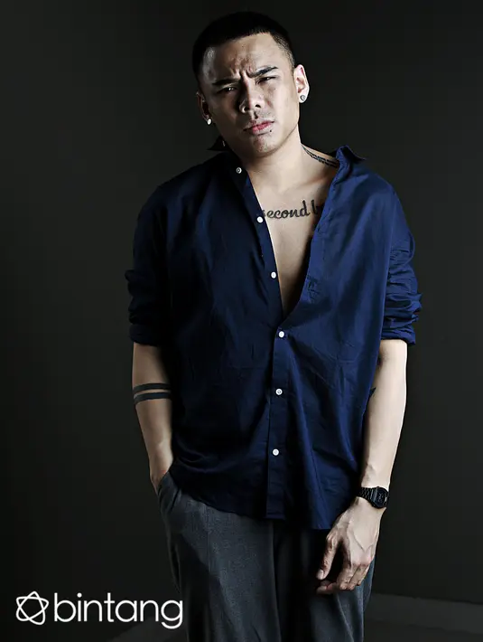 Teza Sumendra banyak menulis lagu dengan bahasa Inggris, diakuinya lantaran kosa kata bahasa Indonesia yang dimilikinya sedikit yang romantis maupun puitis. Ia tidak ingin musiknya terdengar ‘cheesy’. (Galih W. Satria/Bintang.com)