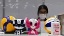 Boneka Miraitowa dan Someity, maskot resmi untuk Olimpiade dan Paralimpiade Tokyo 2020/2021, dipajang di Main Press Center (MPC) di Tokyo pada Rabu (21/7/2021). Main Press Center mulai ramai dengan para jurnalis dari berbagai negara jelang pembukaan Olimpiade Tokyo 2020. (Tauseef MUSTAFA/AFP)