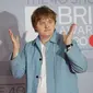 Lewis Capaldi berpose di red carpet BRIT Awards 2020 di London (18/2/2020). (AFP/Tolga Akmen)