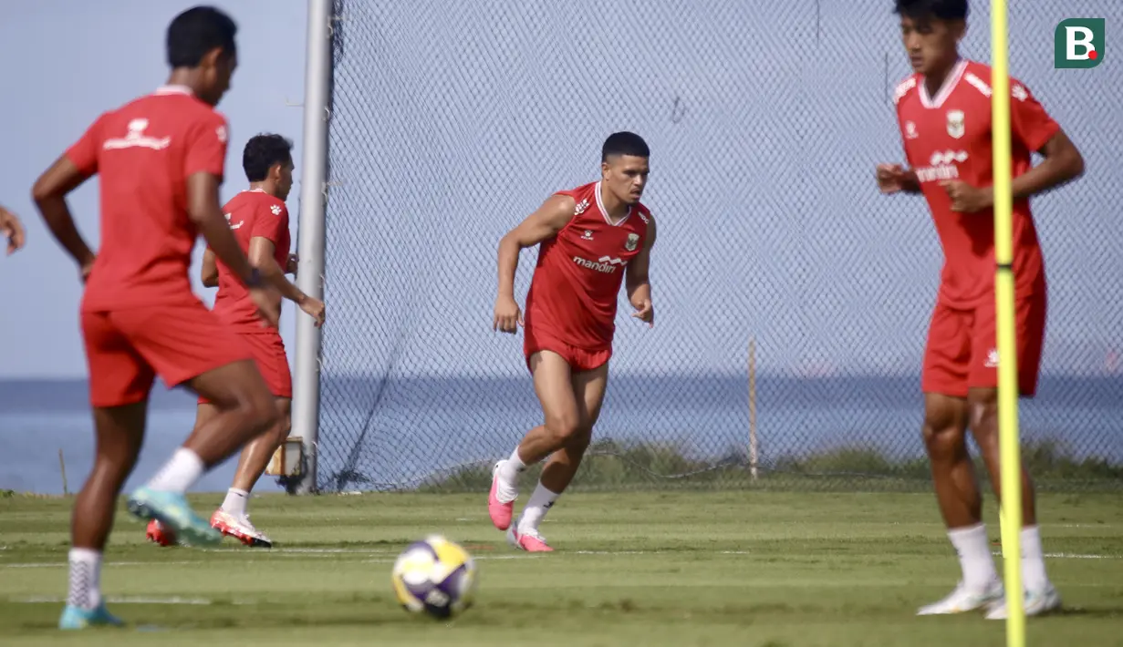 Ragnar Oratmangoen bersama para pemain Timnas Indonesia mengikuti sesi latihan di Bali United Training Center, Gianyar, Bali, Kamis (23/7/2026). Skuad Garuda terus meningkatkan intensitas latihan pada fase akhir pemusatan latihan jelang menghadapi Kamboja pada laga perdana Grup A Piala AFF 2026 di Stadion Pakansari, Bogor, 27 Juli 2026. (Bola.com/Alit Binawan)