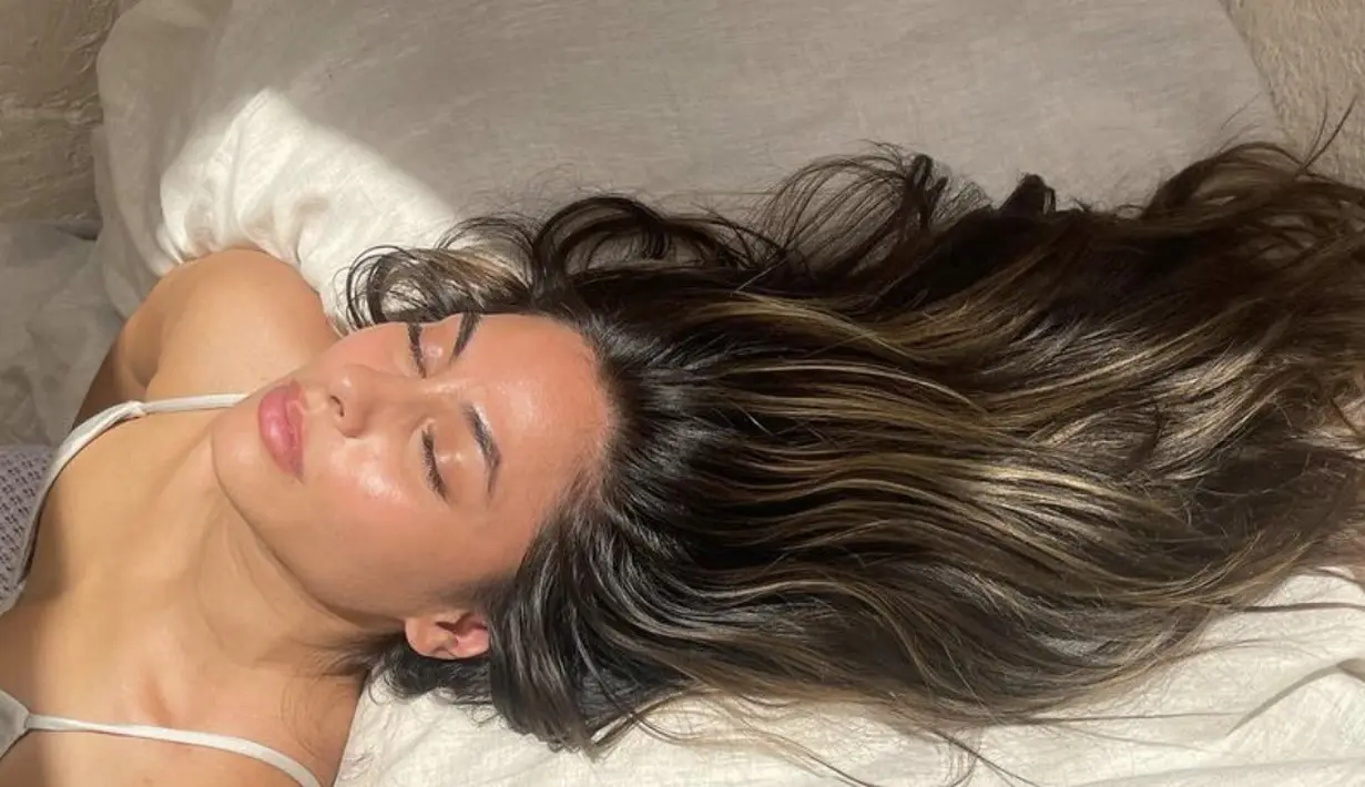 Tampilan kulitnya begitu sehat, semakin memikat saat terkena sinar matahari. [Foto: Instagram/ Valerie Thomas]