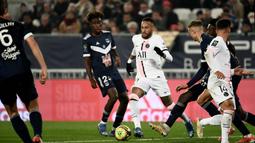 PSG akhirnya mencuri gol pertama di laga ini. Mendapatkan umpan pendek dari Mbappe, Neymar melepaskan tembakan ke arah tiang dekat Bordeaux yang gagal diraih penjaga gawang. (AFP/Philippe Lopez)