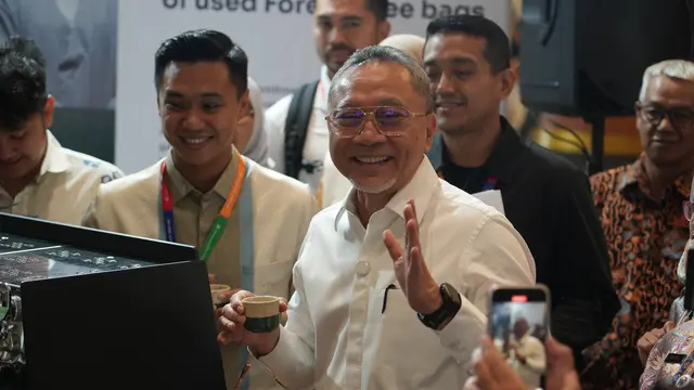 Menteri Koordinator (Menko) Bidang Pangan Zulkifli Hasan (Zulhas) usai membuka kegiatan World of Coffee Jakarta 2025, di Jakarta International Convention Center, Kamis (15/5/2025).