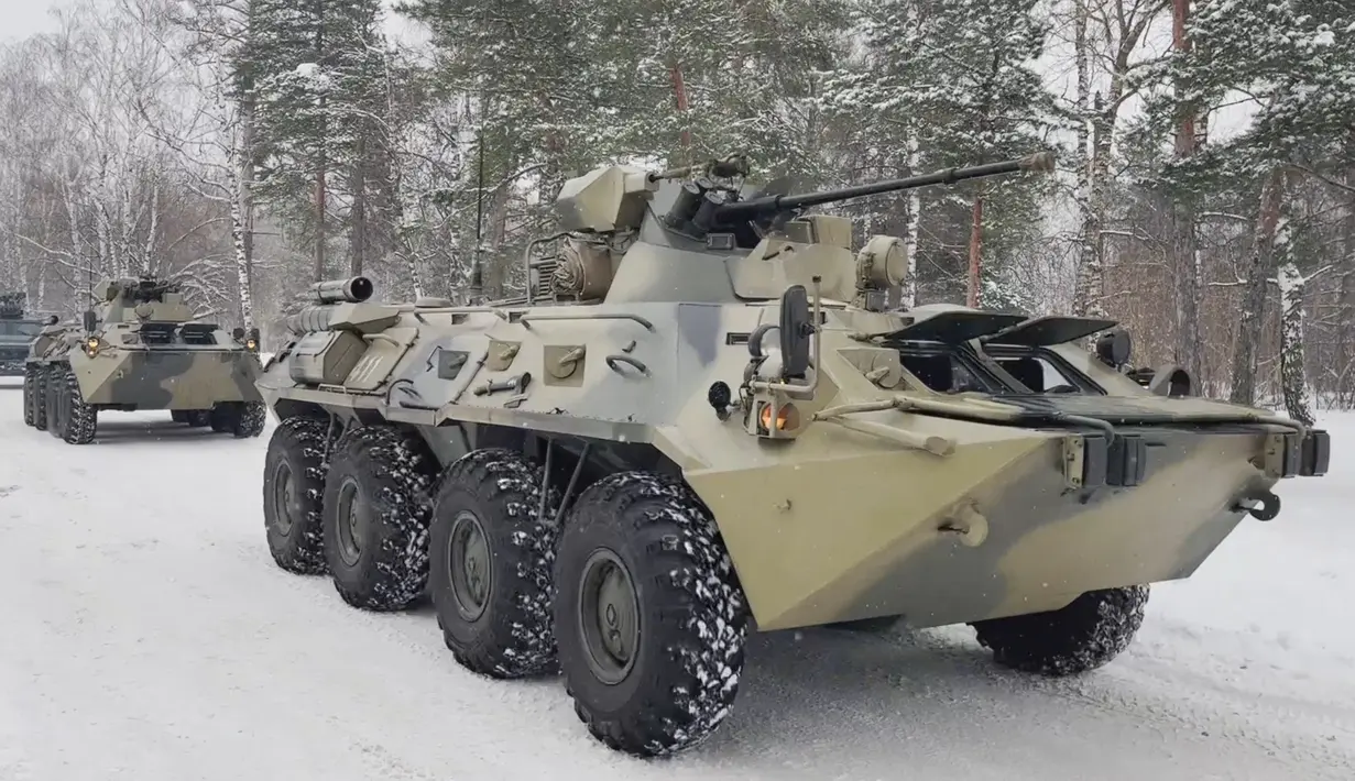 Kazakhstan. (AFP/Handout/Russian Defence Ministry) 
Kendaraan militer Rusia menunggu pemuatan ke pesawat kargo militer untuk berangkat ke Kazakhstan sebagai pasukan penjaga perdamaian di bandara Chkalovsky, di luar Moskow (6/1/2022). (AFP/Handout/Russian Defence Ministry)