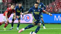 Striker Lyon, Memphis Depay melakukan eksekusi penalti ke gawang Brest yang menghasilkan gol ketiga timnya dalam laga lanjutan Liga Prancis 2020/21 pekan ke-26 di The Francis Le Ble Stadium, Brest, Jumat (19/2/2021). Lyon menang 3-2 atas Brest. (AFP/Fred Tanneau)