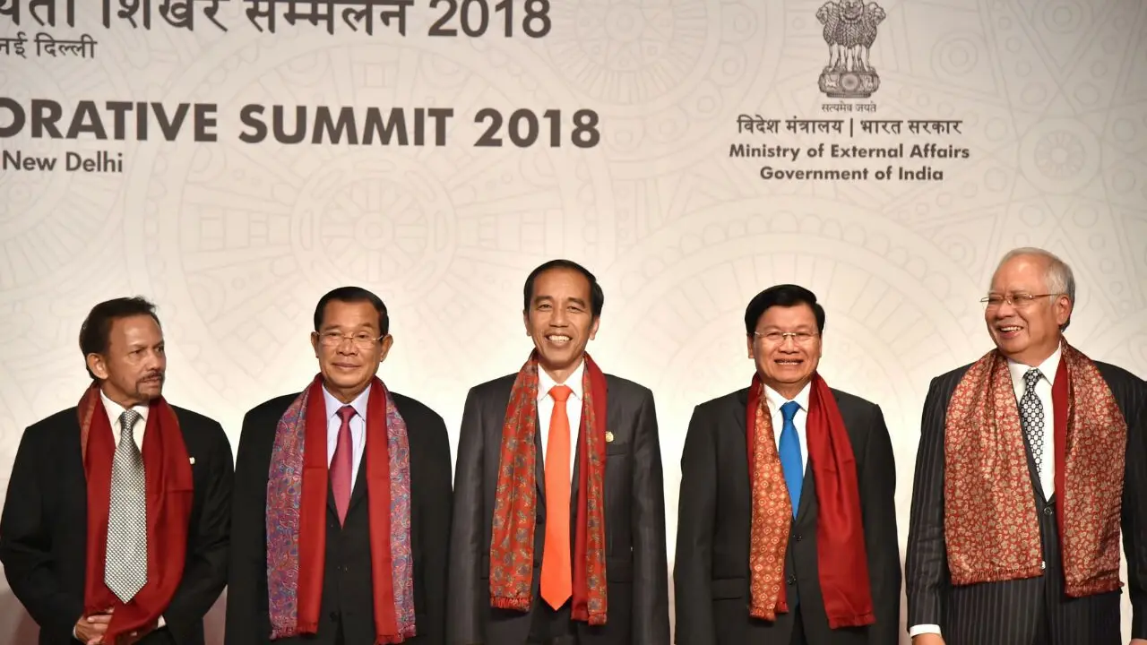 Presiden Joko Widodo bersama kepala negara lainnya dalam Sidang Pleno Konferensi Tingkat Tinggi (KTT) Peringatan ASEAN-India di Hotel Taj Diplomatic Enclave, New Delhi, India, Kamis (25/1/2018). (Dok kepresidenan)