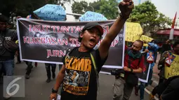 Seorang jurnalis melakukan aksi solidaritas di depan Kantor Menkopolhukam, Jakarta, (25/8).  Dalam aksinya para Jurnalis mendesak penyelesaian kasus tindak kekerasan terhadap jurnalis yang terjadi di Medan. (Liputan6.com/Faizal Fanani)