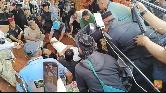 Prosesi Pemakaman Mpok Alpa