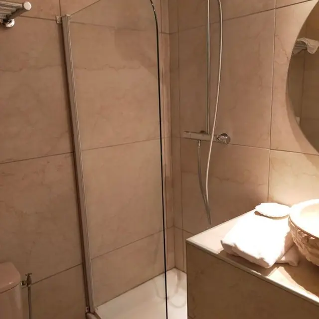 6 Potret Tata Letak Shower Ini Nyeleneh, Jadi Bikin Susah saat Mandi