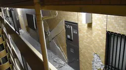 Dinding runtuh di sebuah apartemen setelah gempa bumi di Fukushima, Jepang utara, Rabu (16/3/2022). Gempa kuat Magnitudo 7,3 mengguncang lepas pantai Fukushima di Jepang utara memicu peringatan tsunami dan membuat lebih dari 2 juta rumah di daerah Tokyo menjadi gelap gulita. (Kyodo News via AP)