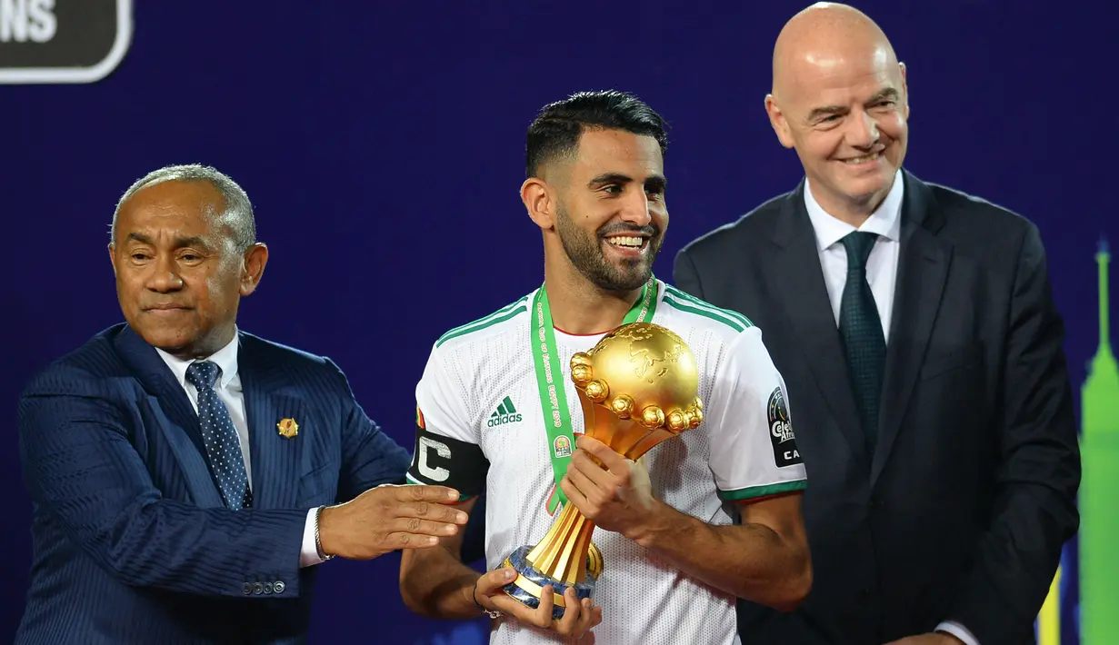 Riyad Mahrez. Pemain sayap Manchester City ini telah menjabat kapten Timnas Aljazair sejak 2019. El Khadra dibawanya menjadi juara Piala Afrika 2019. Total telah mengoleksi 68 caps dengan mencetak 25 gol sejak debutnya pada 31 Mei 2014. (AFP/Mohamed El-Shahed)