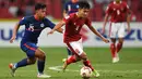Pemain Singapura Nur Adam Abdullah (kiri) berusaha merebut bola dari pemain Indonesia, Witan Sulaeman pada pertandingan leg kedua semifinal Piala AFF 2020 di National Stadium, Sabtu (25/12/2021). Laga dimenangkan Indonesia 4-2 lewat perpanjangan waktu 2 x 15 menit. (AFP/Roslan Rahman)