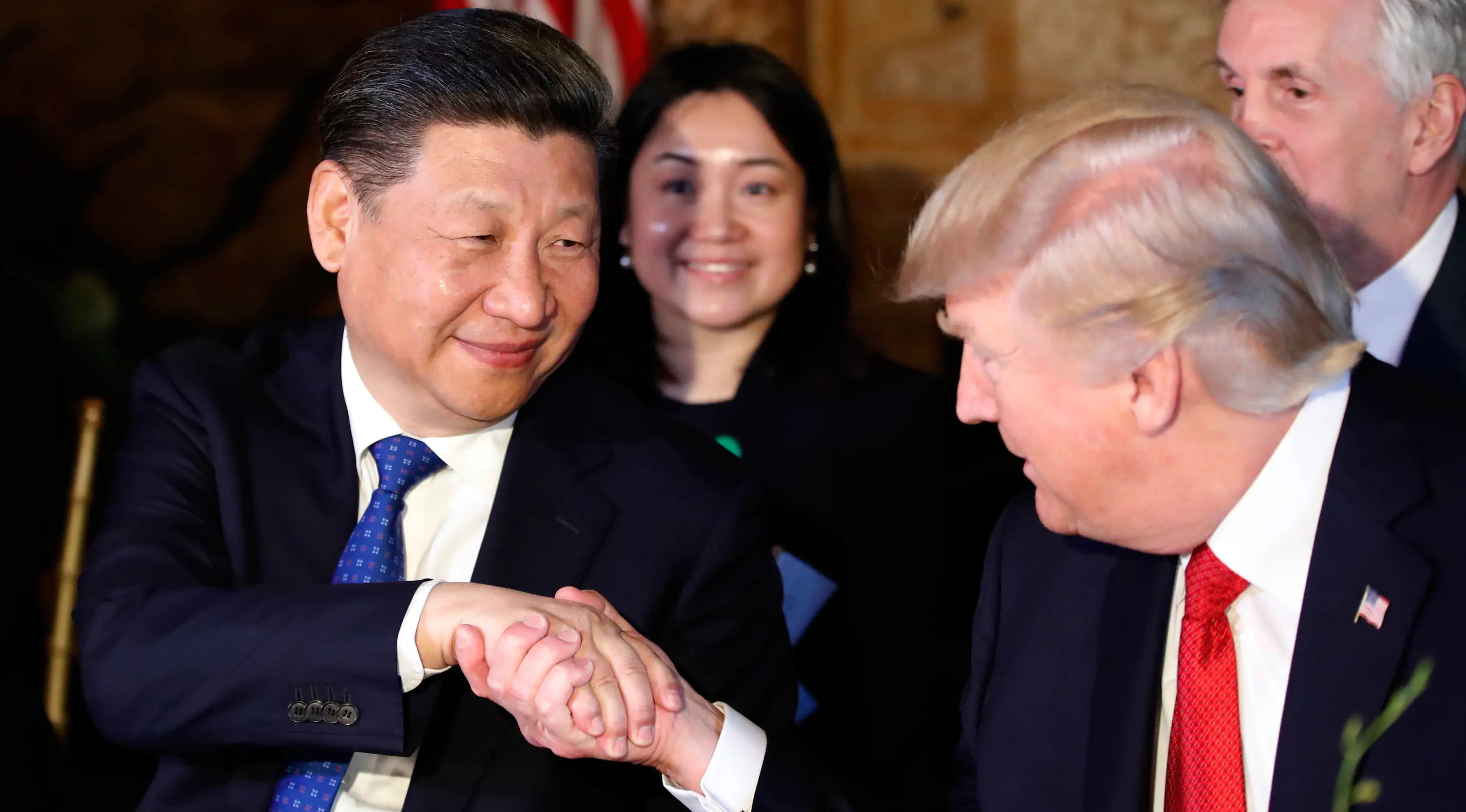 Presiden AS, Donald Trump menjabat tangan Presiden China, Xi Jinping saat jamuan makan malam di resor Mar a Lago, Florida, Kamis (6/4). Kedua pemimpin negara tersebut diagendakan akan menghabiskan waktu bersama secara privat. (AP Photo/Alex Brandon)