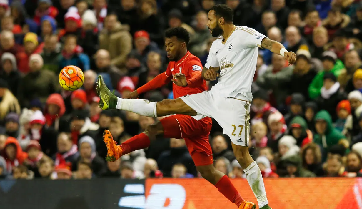 Penyerang Liverpool, Daniel Sturridge (kiri) berebut bola dengan bek Swansea, Kyle Bartley pada lanjutan liga inggris di Stadion Anfield, Inggris (29/11). Liverpool menang atas Swansea dengan skor 1-0. (Reuters/Phil Noble)