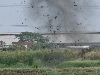 Bom dari rumah terduga teroris diledakan di Semper Barat, Cilincing, Jakarta, Senin (23/9/2019). Petugas kepolisian melakukan disposal atau meledakkan bom milik terduga teroris yang ditemukan di TKP. (merdeka.com/Iqbal S. Nugroho)