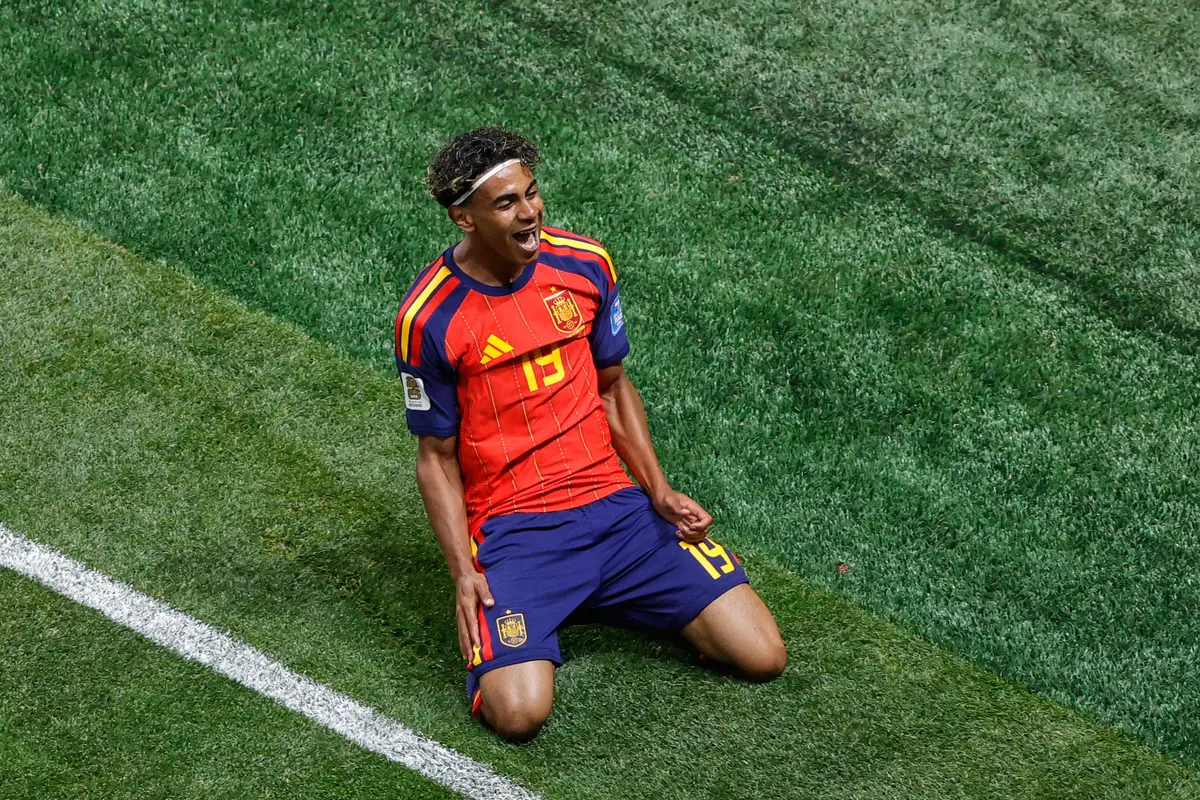 Pemain Spanyol Lamine Yamal merayakan gol