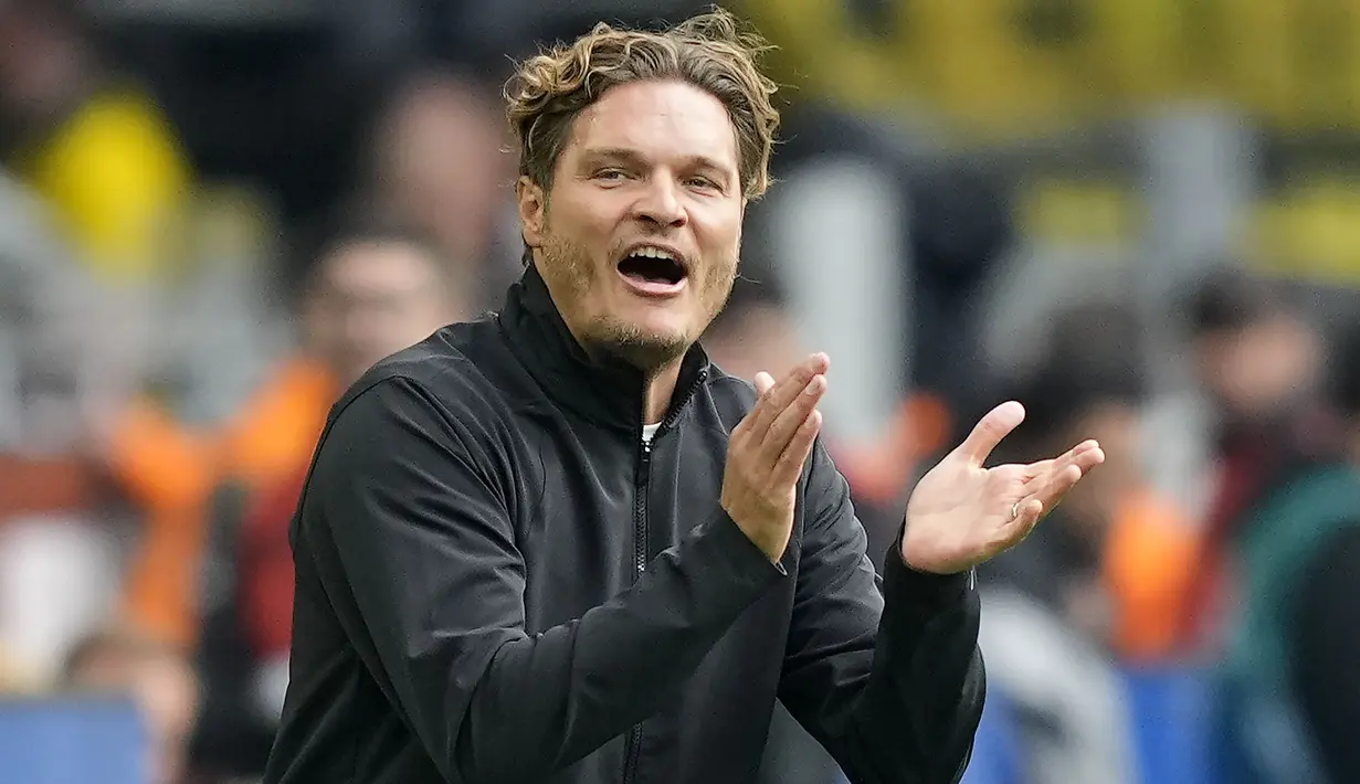 Pelatih Borussia Dortmund, Edin Terzic tercatat menjadi pelatih termuda kedua pada Liga Champions 2023/2024. Saat ini juru taktik yang mulai menangani Die Borussen sejak awal musim 2022/2023 menginjak usia 40 tahun. Hingga kini ia telah mencatatkan 33 kali menang, 10 imbang dan 11 kali kalah dalam 54 laga di semua ajang kompetisi. Pada matchday pertama Liga Champions 2023/2024 Borussia Dortmund menyerah 0-2 dari PSG. (AP Photo/Martin Meissner)