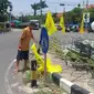 Bendera partai Golkar di kawasan terlaran di Tuban dicopot. (Adirin/Liputan6.com)