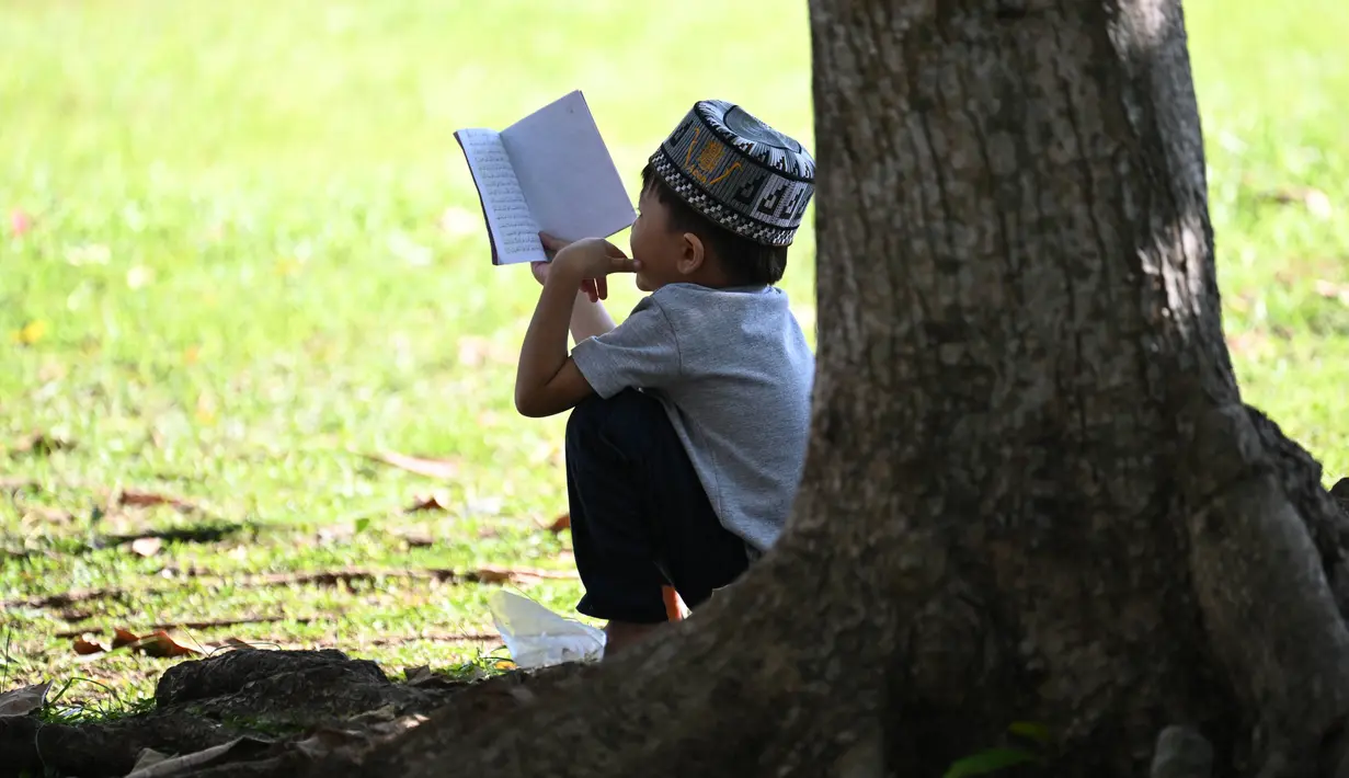 Sebelum berzikir, masyarakat di Banda Aceh berdoa dan mengheningkan cipta selama 3 menit diiringi pembunyian sirine. (CHAIDEER MAHYUDDIN/AFP)