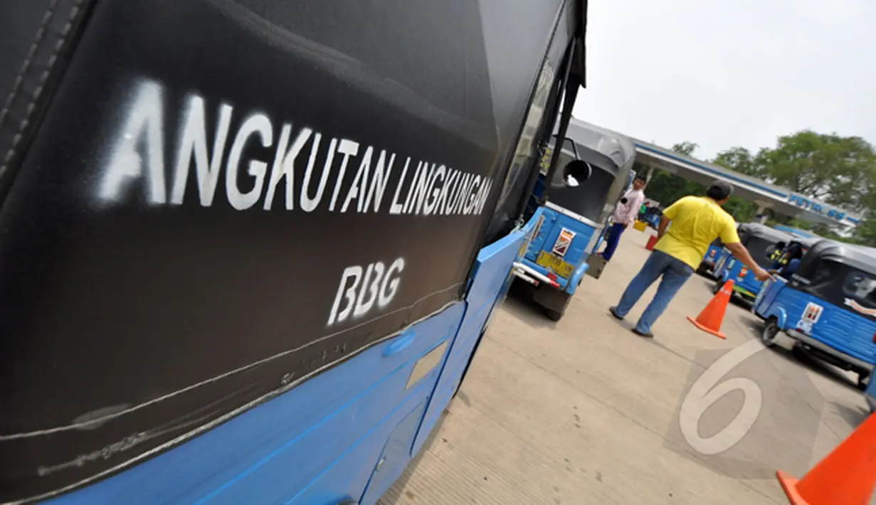 Pengendara Bajaj mengantre untuk mengisi BBG di salah satu Stasiun Pengisian Gas, Jakarta, Rabu (25/2/2015). Pemerintah akan menggenjot penggunaan BBG dalam rangka konversi dari bahan bakar minyak pada moda transportasi. (Liputan6.com/Faizal Fanani)