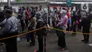 Calon penumpang KRL antre untuk masuk ke dalam Stasiun Bekasi, Jawa Barat, Senin (1/2/2021). Mereka mengantre dengan penjagaan ketat petugas keamanan Stasiun Bekasi. (Liputan6.com/Herman Zakharia)