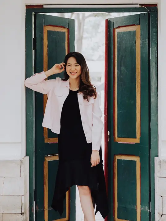 Di sela-sela kesibukannya, Shanju menyempatkan diri untuk bepergian ke luar negeri. Pasalnya, dara berzodiak Cancer ini mengaku hobi traveling. Lewat akun Instagram pribadinya, Shanju kerap mengunggah momen liburannya dalam balutan busana modis yang memesona. (Liputan6.com/IG/@shanju)