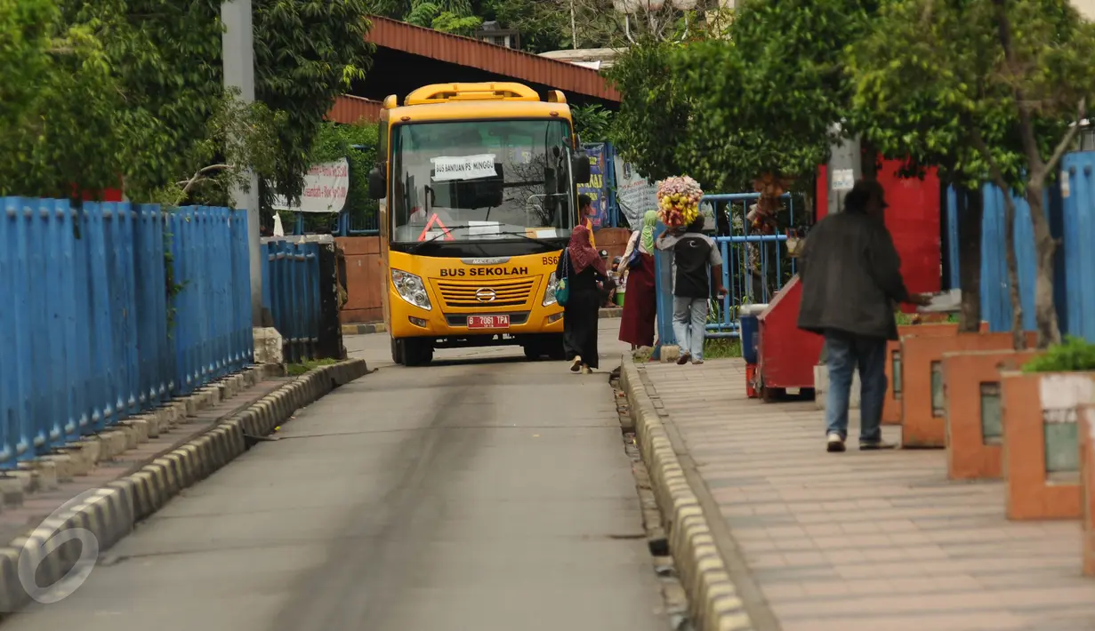 Sebuah bus sekolah bersiap masuk Terminal Blok M Jakarta, Senin (21/12/2015). Bus sekolah dikerahkan untuk mengantisipasi penumpukan penumpang seiring mogoknya sejumlah sopir metromini. (Liputan6.com/Helmi Fithriansyah)