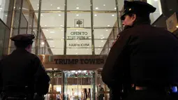 Aparat polisi didatangkan untuk menyelidiki surat yang mengandung serbuk putih mencurigakan yang dikirimkan untuk bakal calon presiden AS, Donald Trump yang dikirmkan ke kantor kampanye Trump di Trump Tower, New York, Kamis (28/4). (REUTERS/Carlo Allegri)