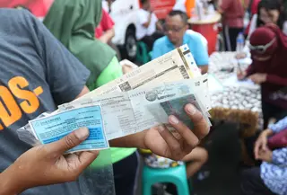 Warga menunjukkan STNK yang baru diperpanjang di gerai Samsat Keliling Car Free Day, Jakarta, Minggu (21/10). Layanan pembayaran pajak Surat Tanda Nomor Kendaraan (STNK) bisa dilakukan tanpa membawa salinan atau BPKB. (Liputan6.com/Angga Yuniar)