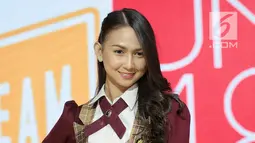 Member JKT48  Stefi berpose saat konferensi pers di Theater JKT48, Jakarta, Kamis (13/9). Stefi terpilih mengikuti program pertukaran pelajar singkat di Jepang pada pertengahan September 2018. (Liputan6.com/Faizal Fanani)