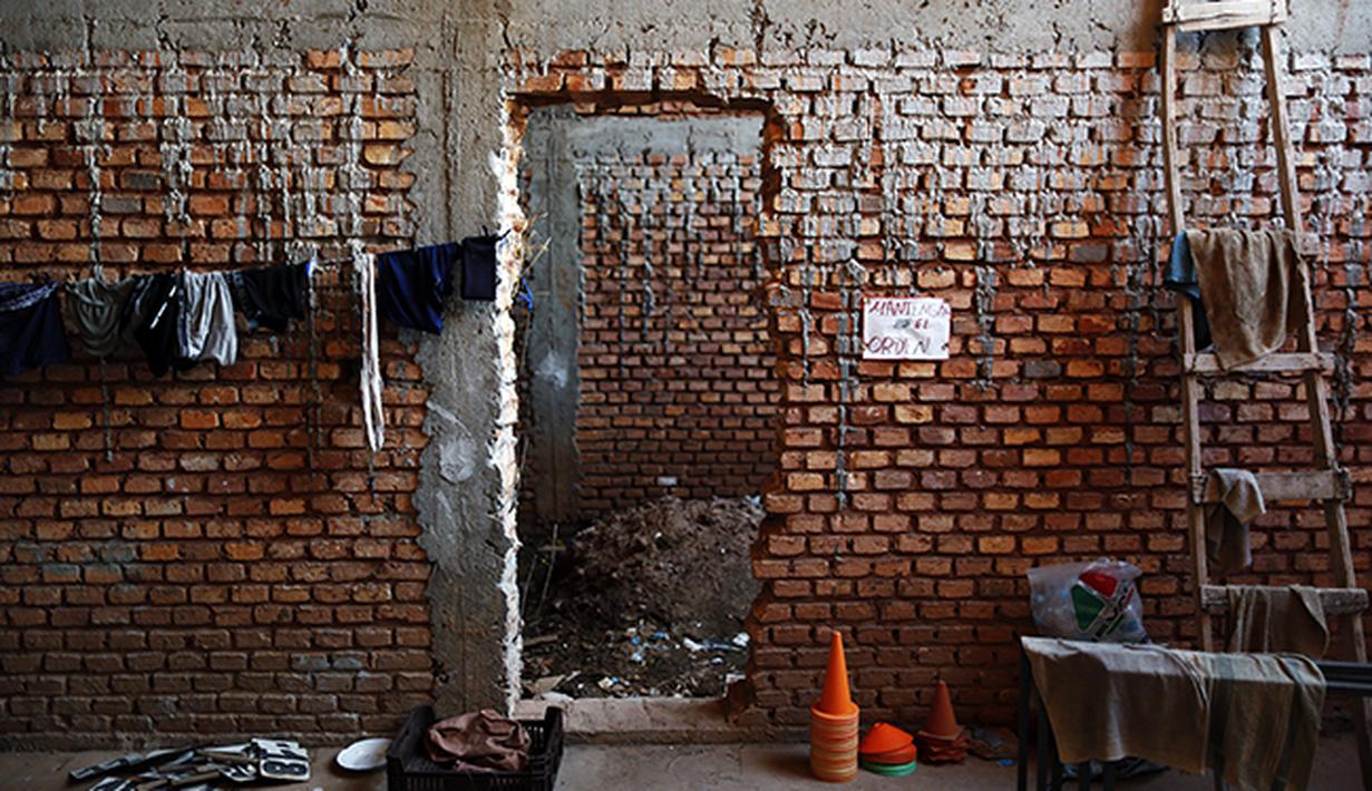 Ruang penyimpanan sederhana beragam perlengkapan tanding di stadion kandang Deportivo Capiata. (AP Photo/Jorge Saenz) 