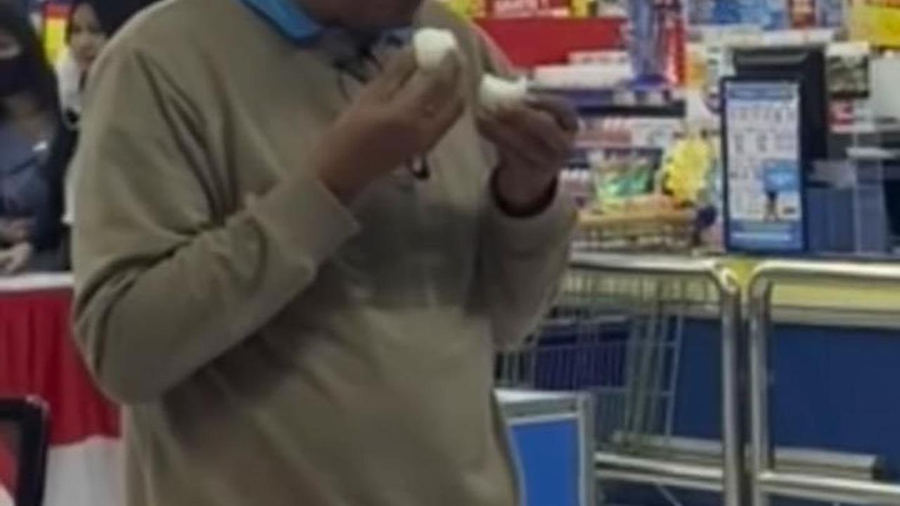 Random Banget, Aksi Bapak Tiba-tiba Ikut Lomba Makan Telur saat Belanja Ini Viral