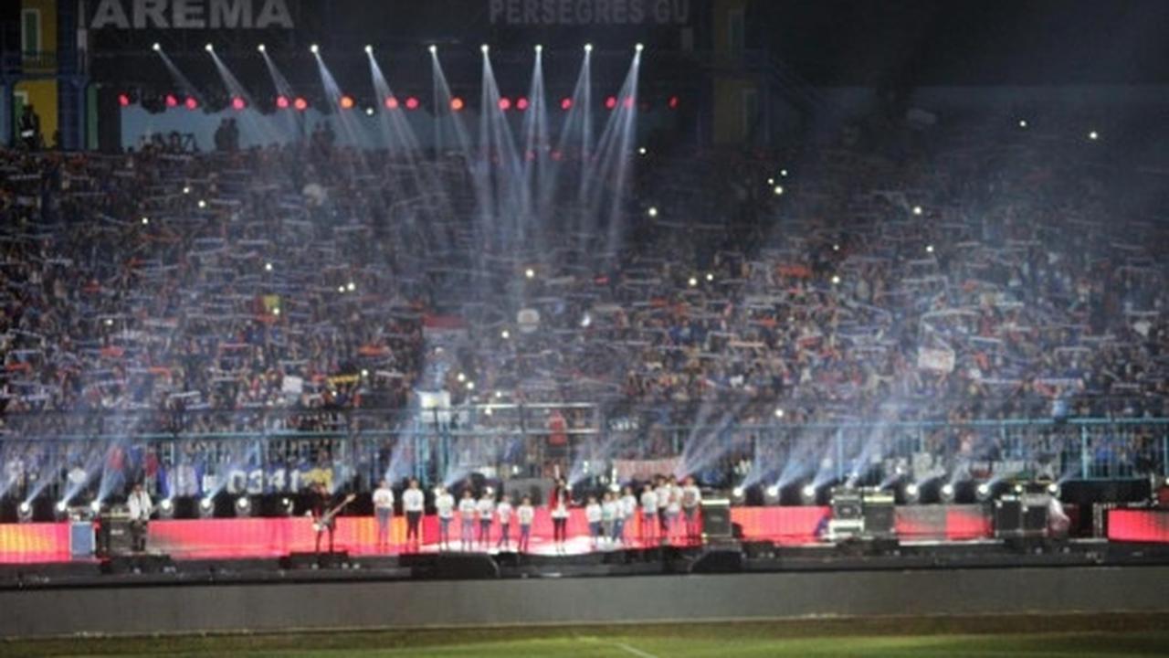 Aksi Jokowi saat membuka Piala Sudirman dengan kick off