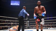 Petinju, Floyd Mayweather, berhasil mengalahkan kickboxer, Tenshin Nasukawa, pada laga eksebisi di Saitama Super Arena, Saitama, Senin (31/1). Tanding dengan aturan tinju, Mayweather menang TKO di ronde pertama. (AFP/Toshifumi Kitamura)