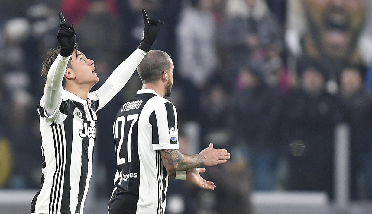 Striker Juventus, Paulo Dybala, melakukan selebrasi usai mencetak gol ke gawang Genoa pada laga Coppa Italia di Stadion Allianz, Turin, Kamis (21/12/2017). Juventus menang 2-0 atas Genoa. (AP/Alessandro di Marco)