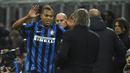 Pemain Inter Milan, Jonathan Biabiany(kiri) merayakan gol bersama pelatih Inter Milan,  Roberto Mancini  pada lanjutan liga Italia Serie A, Inter Milan vs Frosinone di Stadion  San Siro, Milan, Senin (23/11/2015) dini hari WIB. (AFP Photo/Olivier Morin)
