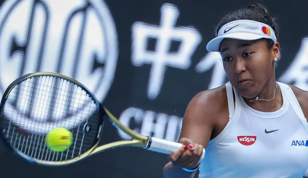 Petenis Jepang, Naomi Osaka mengembalikan bola pukulan Alison Riske dari AS pada putaran ketiga pertandingan tunggal putri China Terbuka 2019 di National Tennis Center, China (3/10/2019). Di perempat final Osaka akan melawan pemenang dari laga Bianca Andreescu vs Jennifer Bardy. (AP Photo/Andy Wong)