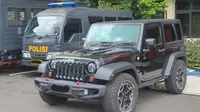 Penampakan Mobil Jeep Rubicon hitam yang dipakai tersangka Mario Dandy Satriyo anak pejabat Kantor Wilayah Direktorat Jenderal Pajak (DJP) Jakarta Selatan yang diduga melakukan penganiayaan. (Merdeka.com/Bachtiarudin Alam)