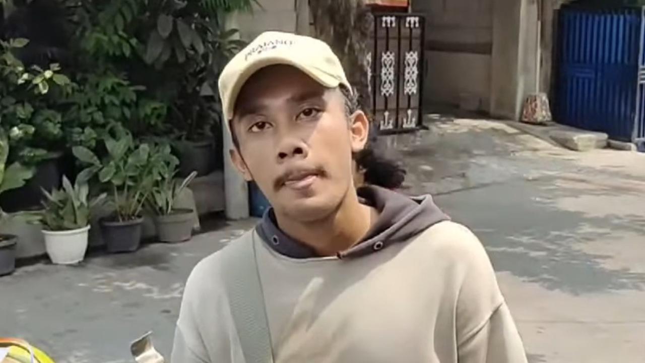 "Saya malah reflek juga ikutan (tos). Saya salahnya malah gini (tos)," terang korban yang mereka ulang kejadian.